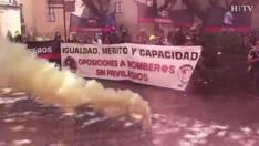 Alrededor de 200 bomberos han salido a las calles de la capital oscense para reivindicar la adjudicación de plazas para militares en el nuevo servicio de provincial de Huesca.