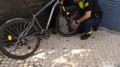 Los agentes de la Policía Local recolocaron la rueda a la bicicleta asaltada