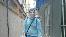 Usier, un perro labrador de apenas dos años, es la luz que ilumina el caminar de Sergio Brau, su guía por las calles de Zaragoza