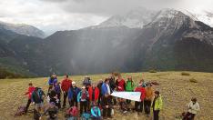 El grupo en la Peña del Cuezo, fotografiado con un dron.