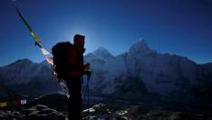 Un alpinista contempla el Monte Everest, a 8.850 metros de altura.