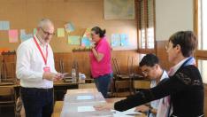 El alcalde de Monzón y candidato socialista Álvaro Burrell ha votado esta mañana en el colegio Salesianos.
