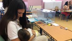 Una presidenta de mesa amamanta a su hijo al no aceptar la Junta su recurso