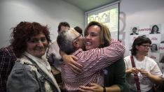 Varios militantes fecilitaron anoche a Pilar Alegría tras su victoria en las elecciones municipales