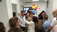 El nuevo concejal de Vox en el Ayuntamiento de Zaragoza, Julio Calvo, felicitado por una simpatizante en la sede del partido en la capital aragonesa.