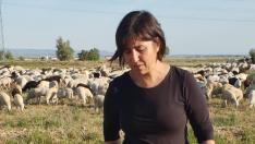 Mariola Gomara, junto a sus ovejas y su perro, en la granja familiar.