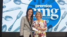 Argúas recibe el premio de manos de Susana Betrán, gerente de Grancasa.