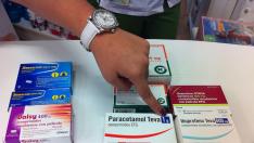Varias cajetillas de paracetamol e ibuprofeno en una farmacia de Zaragoza. El círculo en la parte superior de estas indica la prohibición de dispensarlas sin receta.