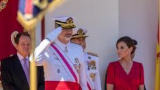 Los reyes presiden el desfile del Día de las Fuerzas Armadas en Sevilla.