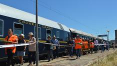 Pasajeros y organizadores del viaje, este domingo, cuando el histórico Tren Azul llegó a Nonaspe.