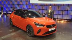 Antonio Cobo, el exdirector general de Opel Figueruelas, posa con el nuevo Corsa en su presentación en Alemania