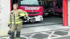 Ujue Sarraseca, una de las pocas bomberas en la plantilla de Zaragoza, a las puertas del Parque 1.