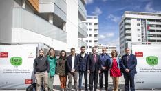 Los participantes en el proyecto ante el primer edificio de VPO que consigue la certificación Passivhaus en Aragón, concretamente en Arcorsur.