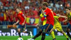Sergio Ramos tira a puerta desde el punto de penalti, consiguiendo el primer gol de España.