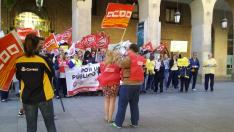 Protesta de los empleados de Correos en la sede de Zaragoza.
