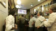 Aficionados viendo el partido del Huesca en Gerona en el bar Garabato /Foto Rafael Gobantes / 8-10-11