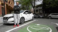 Kiko Alcaide y su taxi Nissan Leaf, "un coche más cómodo y rentable" que se mueve solo con baterías eléctricas.