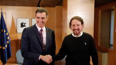 El líder de Unidas Podemos, Pablo Iglesias, con el presidente del Gobierno en funciones, Pedro Sánchez, en la reunión de este martes por la mañana.