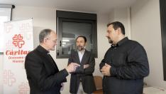 El obispo de Huesca, Julián Ruiz, con el director y el secretario de Cártias, Felipe Munuera y Jaime Esparrach.