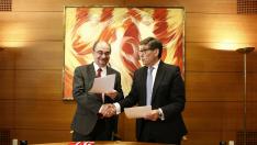 Javier Lambán y Arturo Aliaga en la firma del acuerdo.