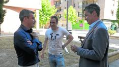 José Antonio Lagüens, Carlos Sampériz y Antonio Romero, ayer al mediodía delante de la sede del PP de Huesca