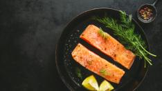 Sartén con filetes del salmón.