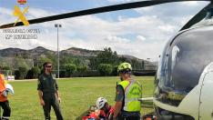 El médico del 061 atiende a un senderista alemán accidentado en la Puebla de Roda.