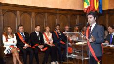 El alcalde de Huesca, Luis Felipe, durante su improvisado discurso tras ser investido por sorpresa
