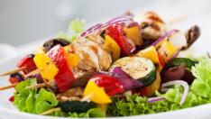 Brocheta de pollo con hortalizas.