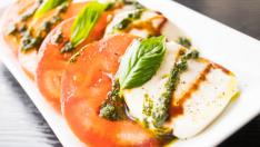 Ensalada caprese de tomate rosa.