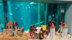 Estos muñecos de plástico protagonizan diversas escenas en el Acuario