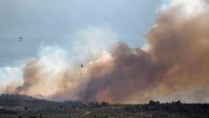 Helicópteros trabajan en las tareas de extinción en el incendio de Tarragona.
