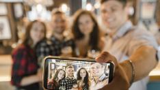 Conseguir que todas las personas que aparecen en el selfi salgan bien es muy difícil.