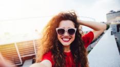 Escoger una luz buena ayudará a disimular imperfecciones en un selfi.
