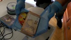 La Policía Nacional encontró gran cantidad de dinero en efectivo en la casa de los supuestos líderes de la trama. Los agentes encontraron billetes hasta en las cajas de videojuegos.