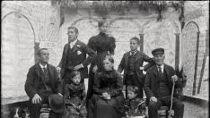 Imagen de la familia, en la que aparece el mismo Burrel y que probablemente hizo José Salinas hacia 1893. e.