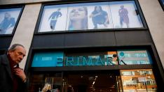 FILE PHOTO: Shoppers walk past a Primark store on Oxford Street in London, Britain December 17, 2018. REUTERS/Simon Dawson/File Photo [[[REUTERS VOCENTO]]] AB FOODS-OUTLOOK/