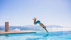 Tirarse de cabeza en la piscina