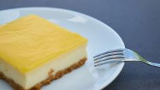 Porción de tarta de limón.