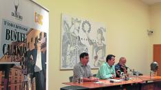 Mariano Barro; el alcalde, Alberto Herrero, y el director, Jordi Xifra, ayer junto al cartel de Ágreda.