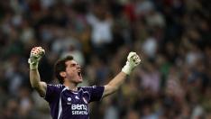 Real Madrid's Spanish goal keeper Iker Casillas celebrates the goal of teammate Spanish defender Sergio Ramos during a Spanish League football match against Valencia at Santiago Bernabeu stadium in Madrid, 21 April 2007. AFP PHOTO/ PIERRE-PHILIPPE MARCOU FBL-SPAIN-REAL MADRID-VALENCIA