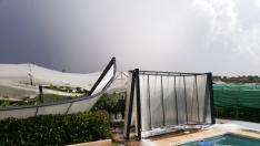 Parte de la cubierta de una piscina de Valbona, arrancada por la fuerza de la tormenta del martes