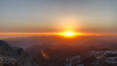 El amanecer desde la cima del Aneto. Fotos tomadas el pasado 13 de julio tras una ascensión nocturna aprovechando la luna llena.