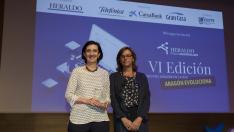 Merche Blasco, representante de Smartmum, recibe el premio de manos de Cristina González, directora territorial de CaixaBank en Aragón y La Rioja.