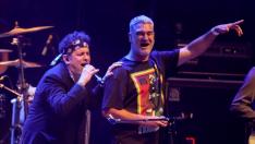 Kase.O subió a cantar por sorpresa con Andrés Calamaro anoche en Pirineos Sur.
