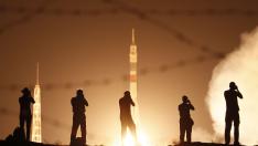 La nave rusa Soyuz despega rumbo a la Estación Espacial en homenaje al Apolo 11.