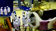 Científicos de la agencia espacial india trabajan en la misión Chandrayaan-2.