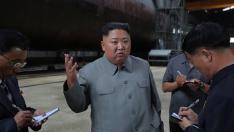 - (Korea, Democratic People''s Republic Of), 23/07/2019.- A photo released by the official North Korean Central News Agency (KCNA) on 23 July 2019 shows Kim Jong-Un (C), chairman of the Workers' Party of Korea, chairman of the State Affairs Commission of the Democratic People's Republic of Korea, and supreme commander of the armed forces of the DPRK, speaking to officials after making a round of the newly-laid down submarine at an undisclosed location in North Korea. (Corea del Norte) EFE/EPA/KCNA EDITORIAL USE ONLY North Korean leader Kim Jong-un inspects new submarine