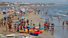 La playa de la Malvarrosa, en Valencia, repleta de turistas.