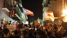 Decenas de personas participan en una protesta este martes en San Juan, Puerto Rico.